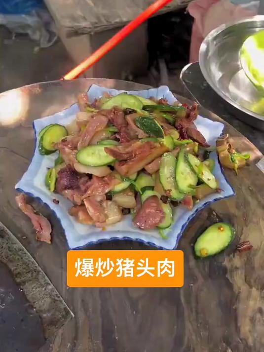 #优质视频激励计划# 农村老师傅手艺了得，猪头肉30一盘份量满满
