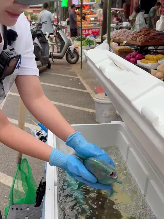 摆摊卖活鱼,太难了,边卖鱼边被鱼洗脸 摆摊