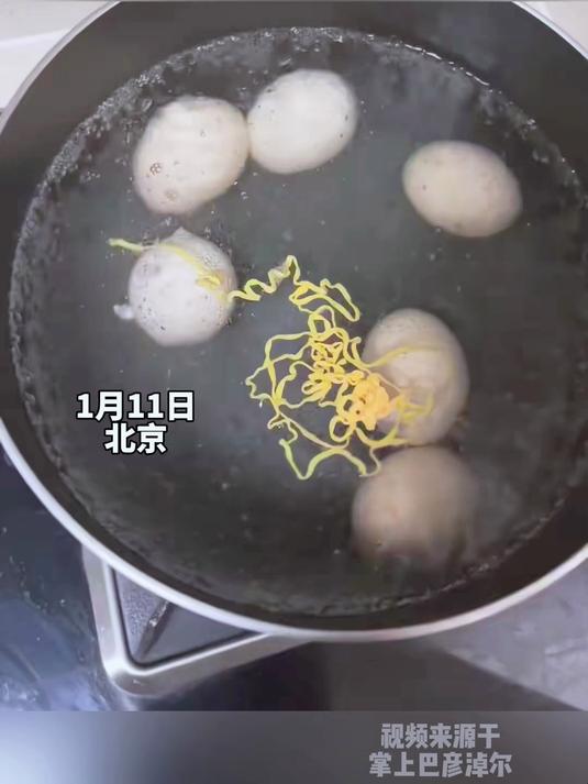 煮鸡蛋时蛋壳破损,蛋液流出直接变成面条形状,网友:这才是正宗“鸡蛋拉面”
