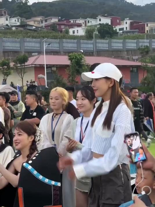 踢个球!赢了一只加油鸭!