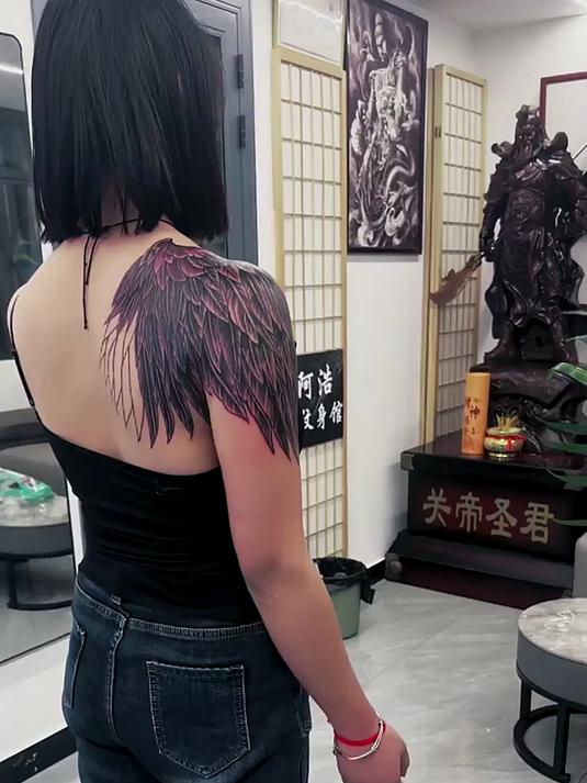 美女后背个性翅膀纹身,非常好看,太喜欢了