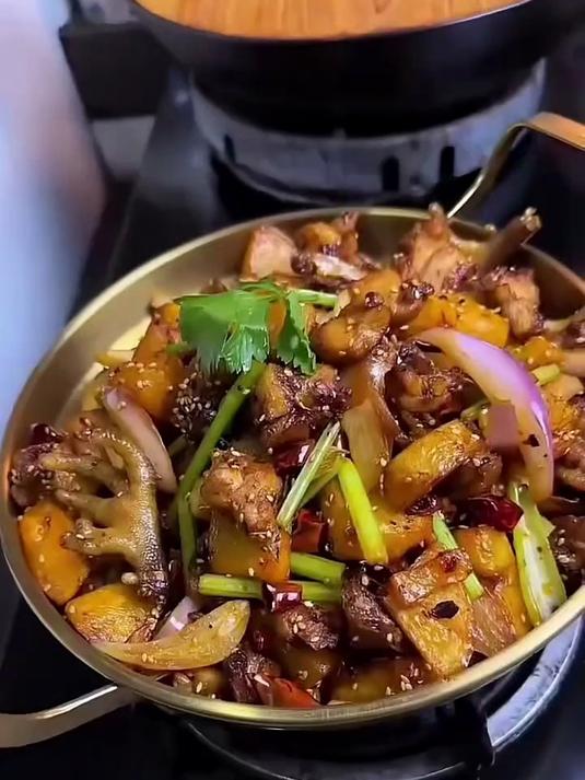 土豆焖鸡的做法