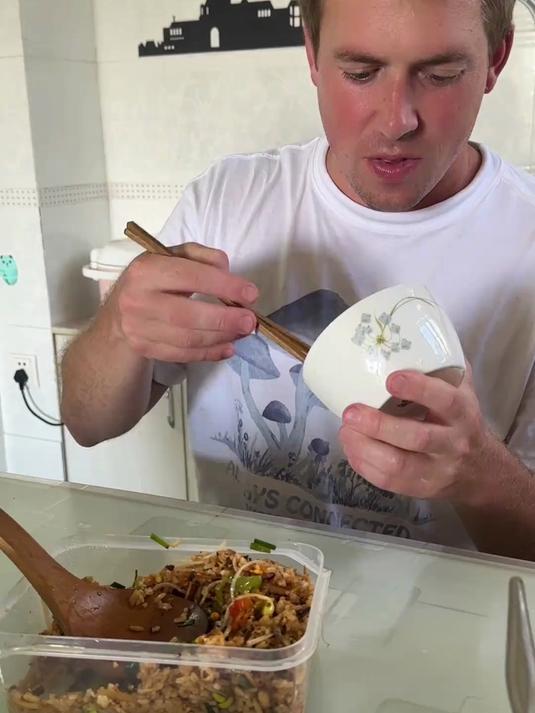 终于吃到了我爸跟我念叨好久的路边摊炒饭