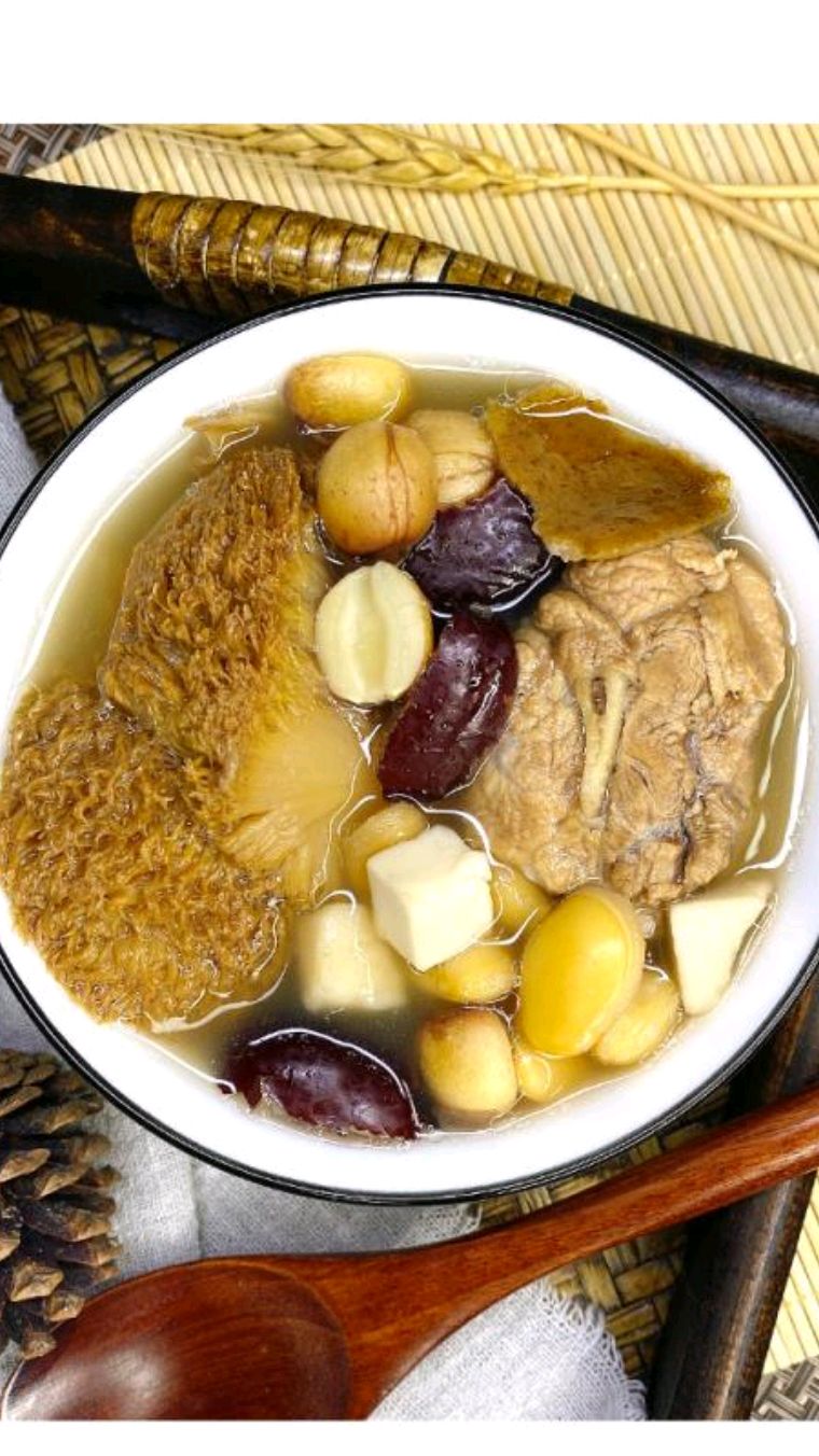 猴头菇莲子茯苓排骨汤:胃胀、胃酸、胃疼的人多煲煲这款汤!
