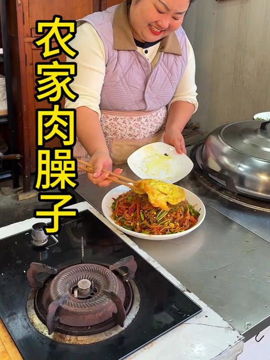 在我们这里到冬天必须来锅肉臊子,不管你是夹馍,拌面,都美的很