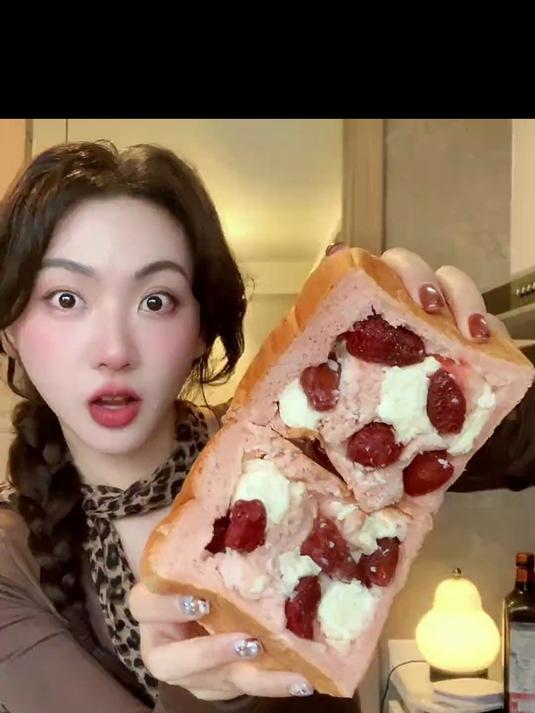 终于做出了我的人生草莓吐司……