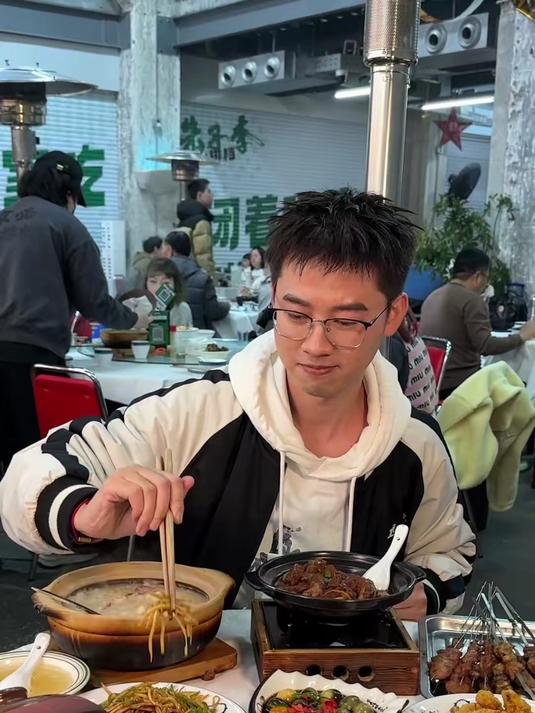 别看他装修破破烂烂,他的菜可个个都是精品