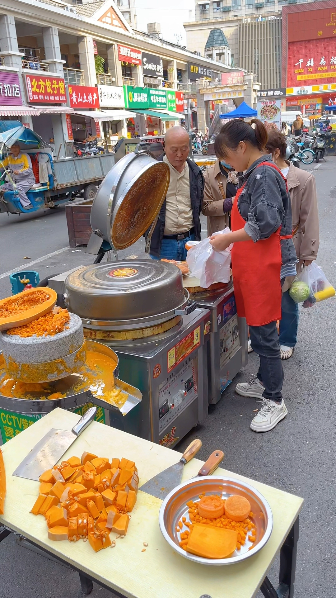 南瓜饼做法:南瓜800克磨成浆,面粉700克,奶粉30克,牛奶150克,酵母4克,白糖60
