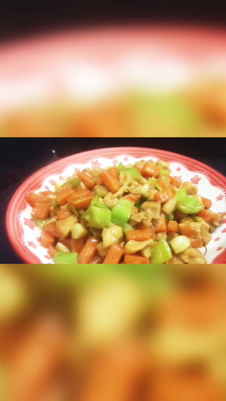 鸡胸肉炒胡萝卜,肉香嫩滑,做法还特别简单。