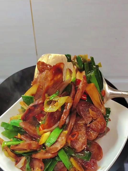 大蒜炒香肠，香气四溢，开胃下饭 家常菜 香肠 大蒜