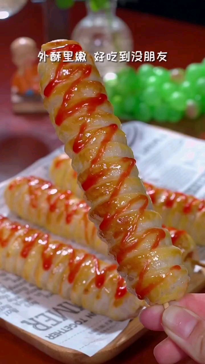 一张万能手抓饼加上一根火腿肠,做的火腿酥,做法简单,嘎嘎好吃