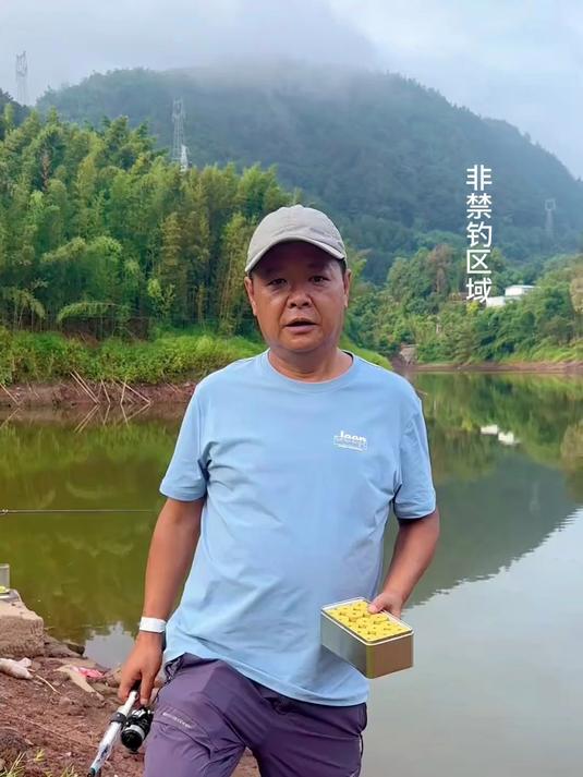 只要一根竿，一盒饵，就能轻松钓鱼 鲫鱼鲤草，江河湖泊都可钓