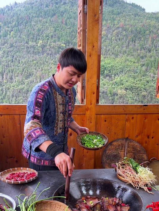 家乡的腊肉简简单单做一餐,美滋滋腊肉炒黄豆怎么做都吃不腻家乡的味道#农家柴火烟熏腊肉#土猪