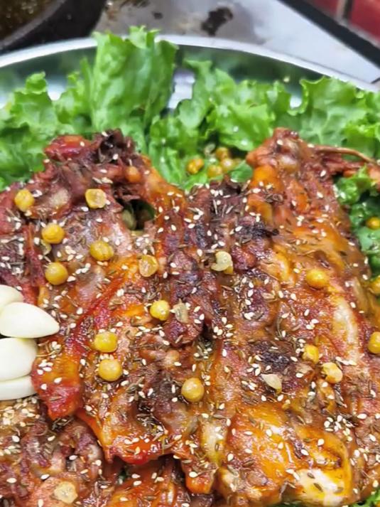 想吃鲜香美味?铁板鸡架滋味十足,酱香浓郁口口惊艳!