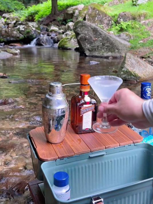 炎炎夏日太绝了！小溪边喝自制鸡尾酒，清凉又惬意