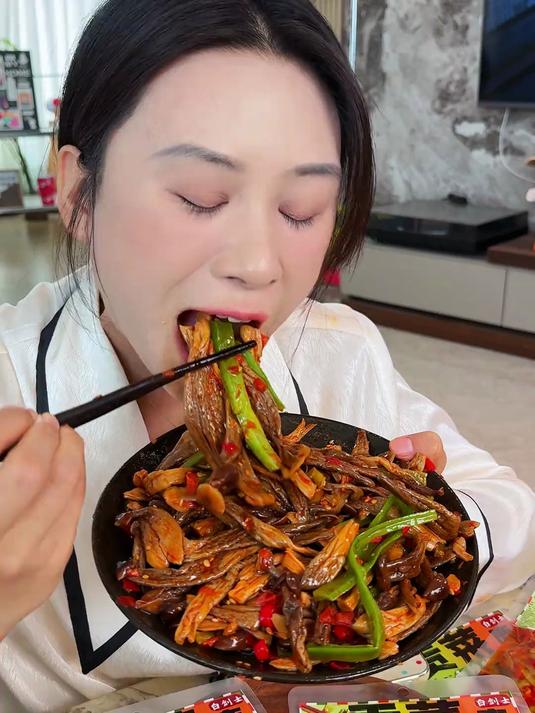 新鲜的鹿茸菇搭配上脆嫩爽口的贡菜真比吃肉还香妈呀太香了_吃货必备_追剧小零食
