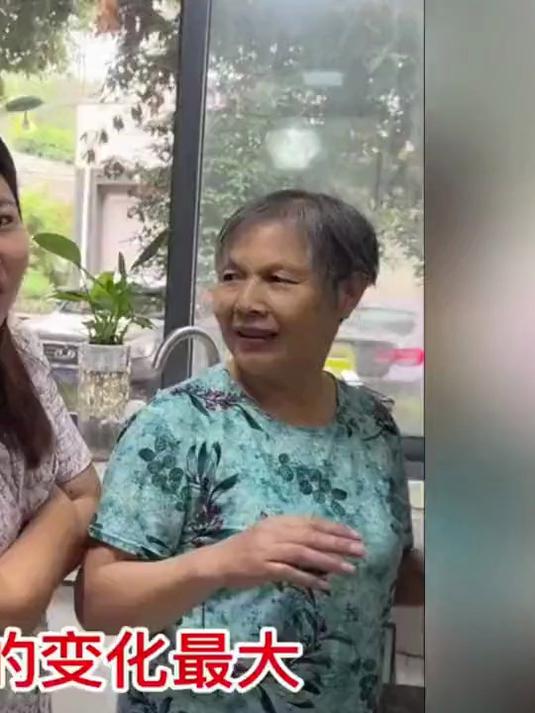 奶茶阿姨第一次带着小芊羽去送龙俊哥哥开学报名,龙俊抱芊羽温馨