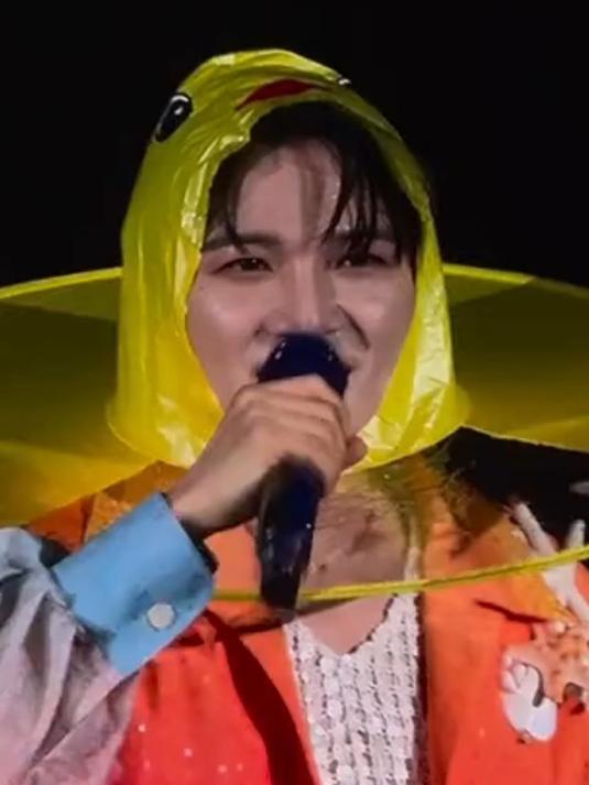周深戴的小黄鸭雨衣