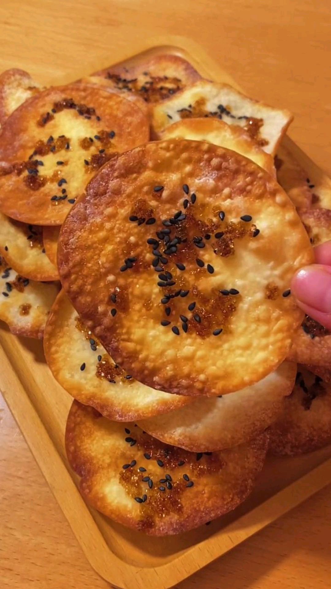 用不完的饺子皮别再扔了,摇身一变立马成了追剧小零食