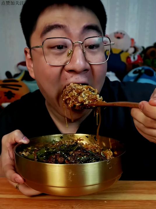 辣椒炒肉海肠酸菜粉拌饭加甜辣炸鸡加脆皮柠檬蛋糕