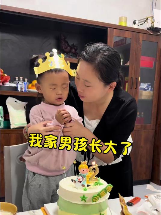 对不起，一周岁欠你一句“生日快乐” 今天，我们没有盛大的派对，没有昂贵的礼物。只是一个简单