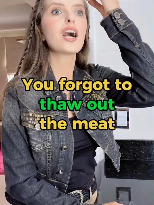 美女小姐姐教我们如何用微波炉“解冻”