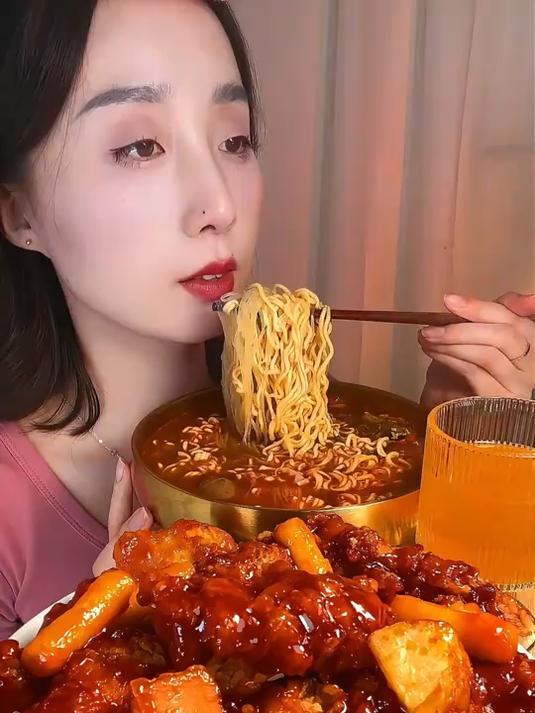 今天吃酱多多甜辣炸鸡+香辣酸豆角粉面菜蛋