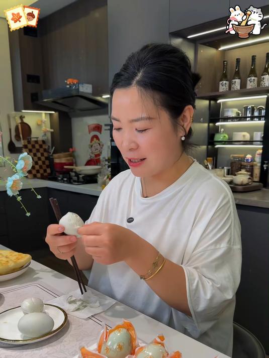 爱吃咸鸭蛋的姐妹们快看过来这个咸鸭蛋蛋白微咸个个起沙流油蛋黄就像蟹黄一样的口感平时用来配粥