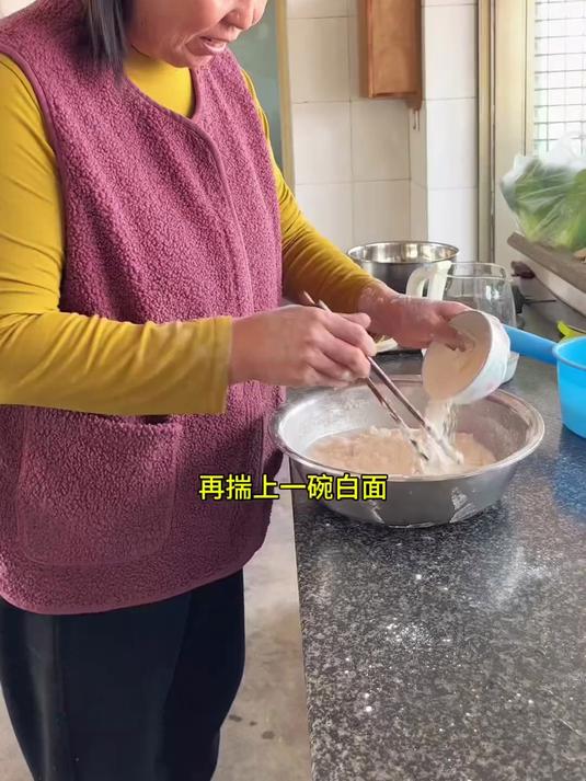 压饸饹面条今天老妈压的饸饹条和咸菜疙瘩卤,绝配