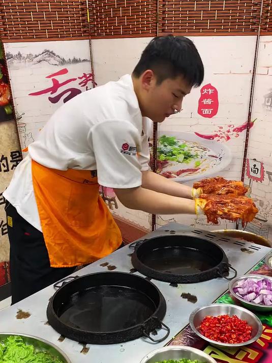 铁板鸡架真的赚钱吗?详细制作流程曝光,让你轻松开摊!