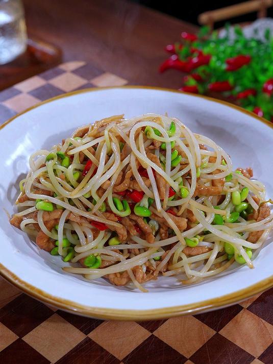 天气一热就想吃一些清淡的家常菜,豆芽炒肉丝清甜又下饭