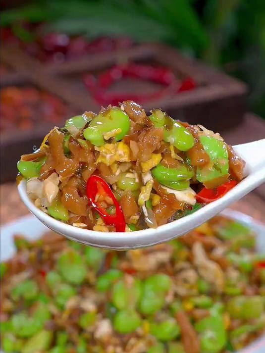 很多人把蚕豆拿回来,直接炒着吃