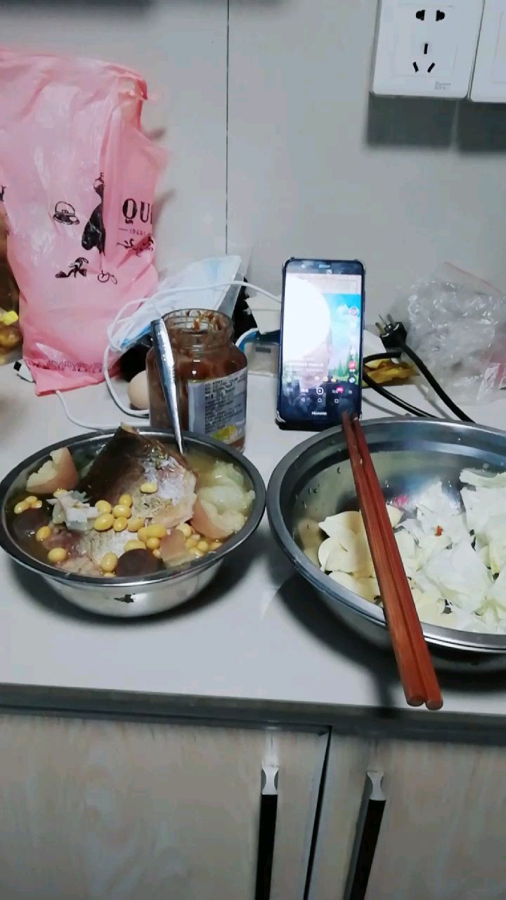 记录最真实的生活,单身大叔今天晚饭是胖头鱼炖黄豆白菜猪肉,这里是浙江省杭州市,