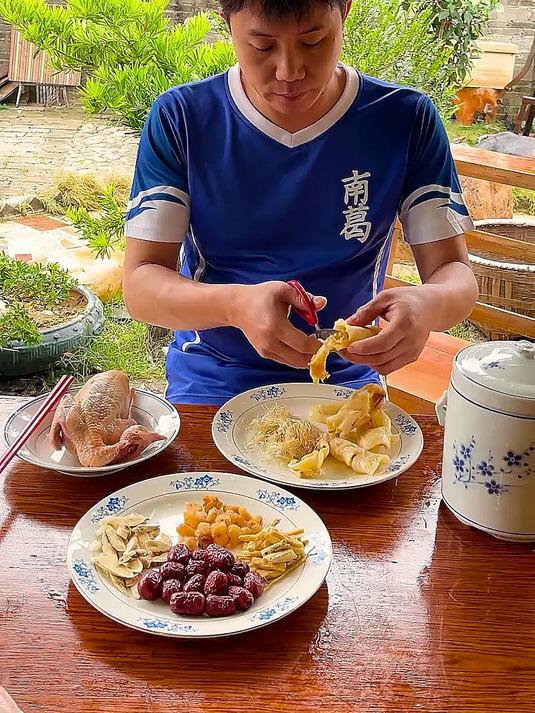 又是普通的一天!天气寒冷,简简单单吃个白鸽吞花胶翅