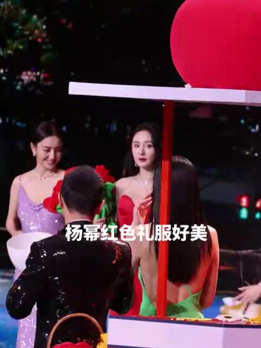 杨幂一袭抹胸红裙,比手中的玫瑰花还要艳丽