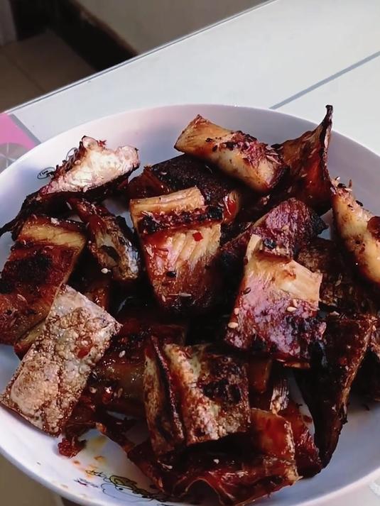 干炸小狗鱼配韭菜盒子,太香啦