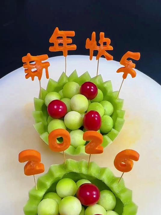 今天给大家分享一道适合年夜饭吃的水果拼盘，做法简单好看又好吃
