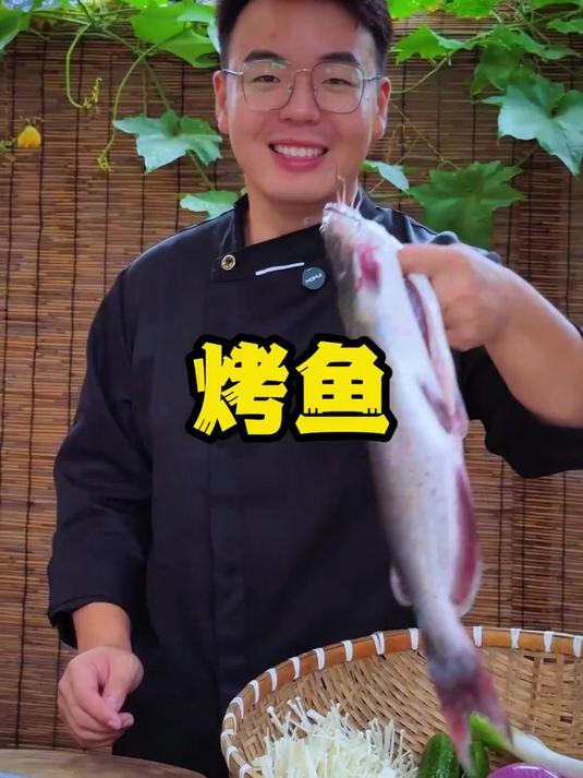 今天人均10块在家做烤鱼吃，再下两片烩面，还是让宇豪吃的饱饱的