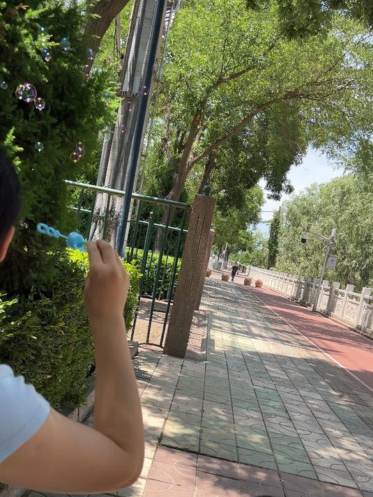 小鱼儿跟妈妈玩吹泡泡,他追着泡泡跑