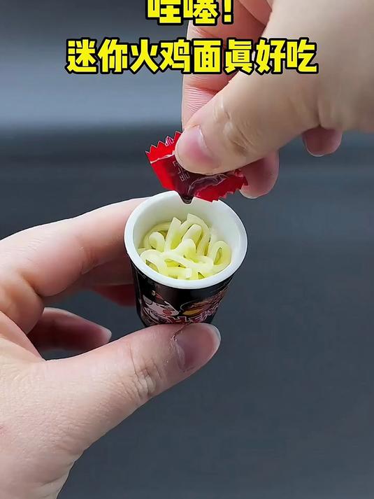 一口气看完那些真的能吃的迷你煮饭小玩具,真的太离谱啦