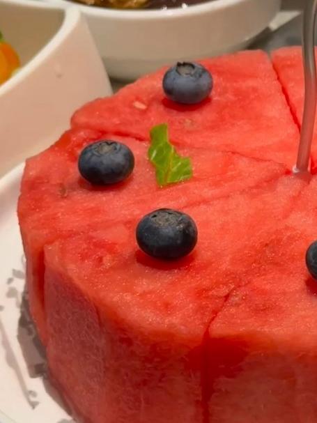 这个创意真的很好,朋友给女生做了西瓜生日蛋糕