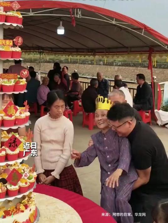 老奶奶过90岁大寿满脸笑容,孙辈“公主抱”举起老人切蛋糕