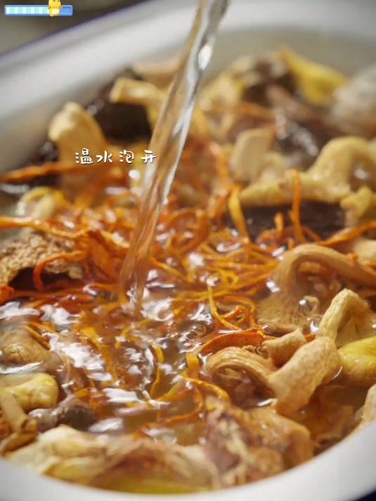 「阿胶红枣乌鸡汤」把冬日最清甜的味道，都煲进暖汤里给她