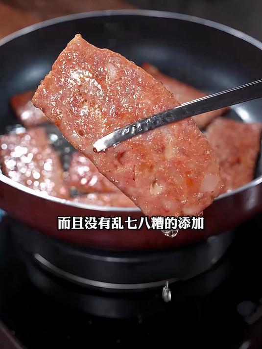 做午餐肉,我们要首选这种二肥八瘦的前腿肉,孩子吃起来更放心