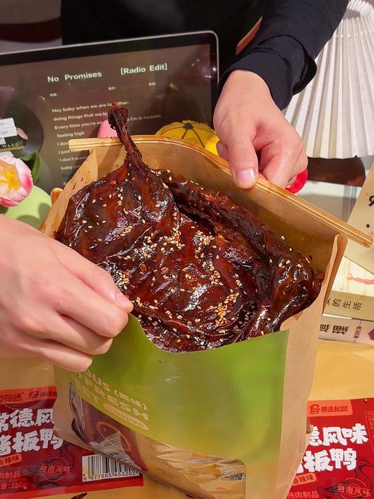 zl我朋友总是和我这个湖南的酱板鸭怎么这么辣，因为我吃的这个是爆辣味的确实越辣越想吃 #酱