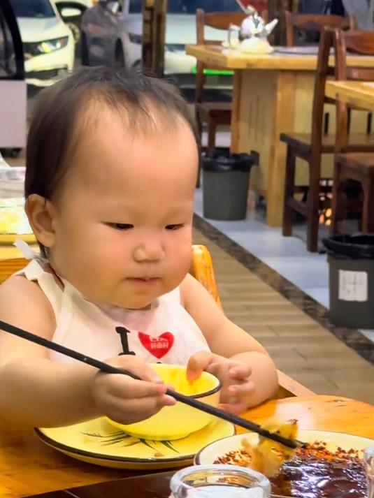 2岁“辣妹子”吃饺子,用筷子蘸辣椒酱上下“翻飞”,动作熟练