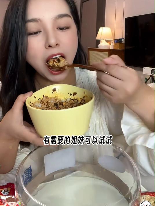 这老干妈香辣菜真的太绝了！太香了！香辣过瘾超级下饭！