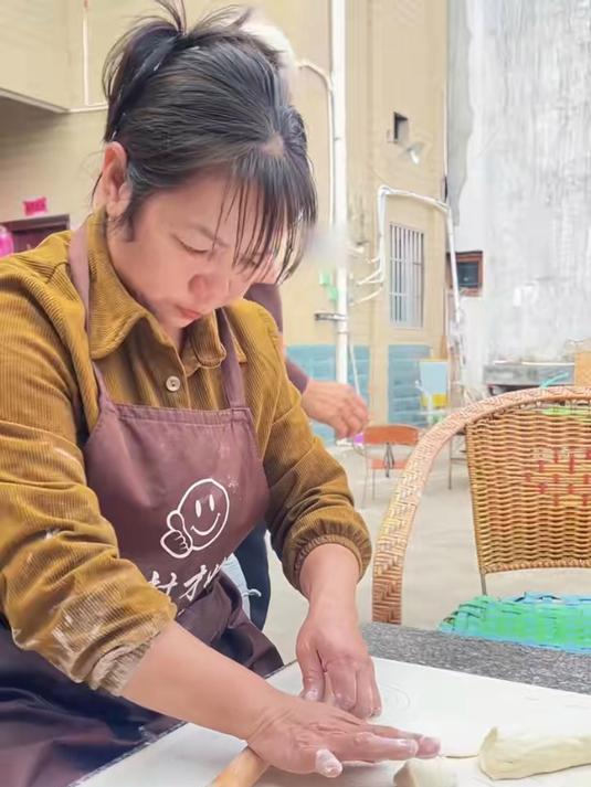托外婆的福,吃上妈妈做的酸菜肉包子啦