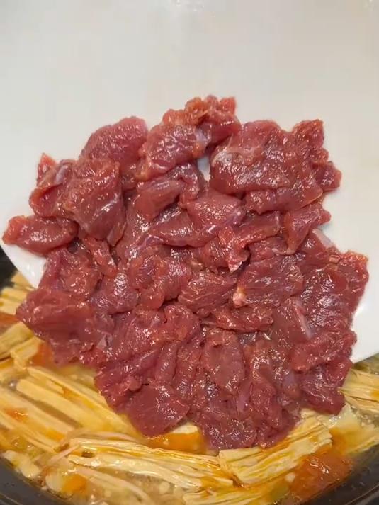 不知道吃什么就来试试这个番茄腐竹牛肉煲,真的超好吃!