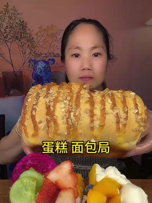 小蛋糕红豆面包配上牛奶一起吃太好吃了